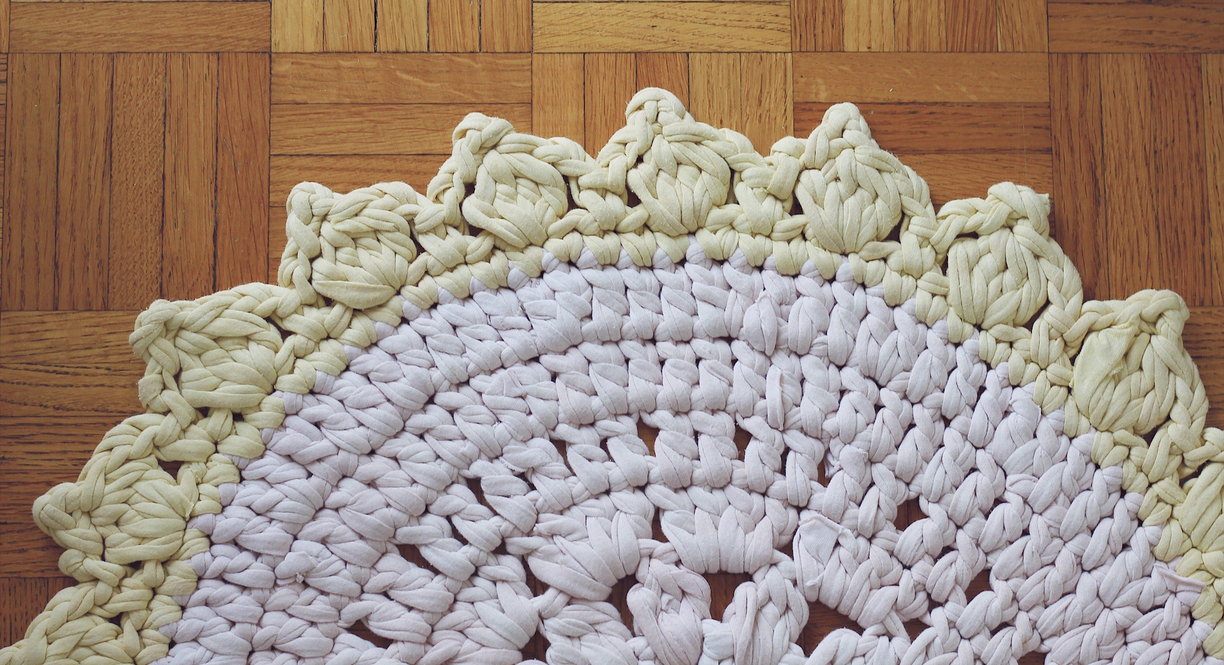 Read more about the article The Sunburst Crochet Rug made of T-shirt Yarn